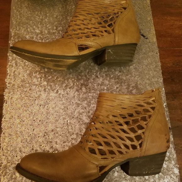 Gorgeous booties! - Picture 3 of 6